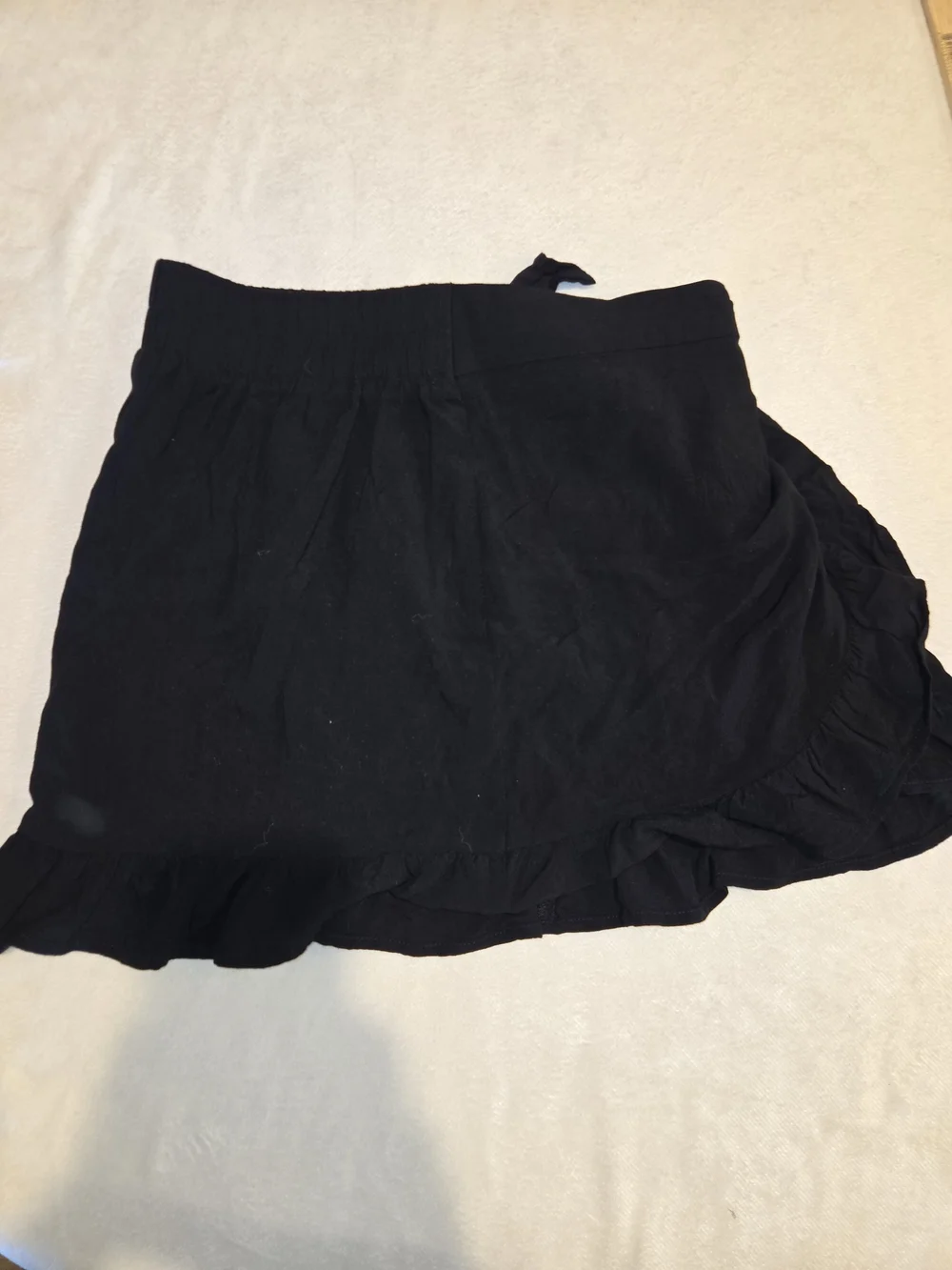 Wild Fable Women’s Black Ruffle Tie-Waist Mini Skirt
